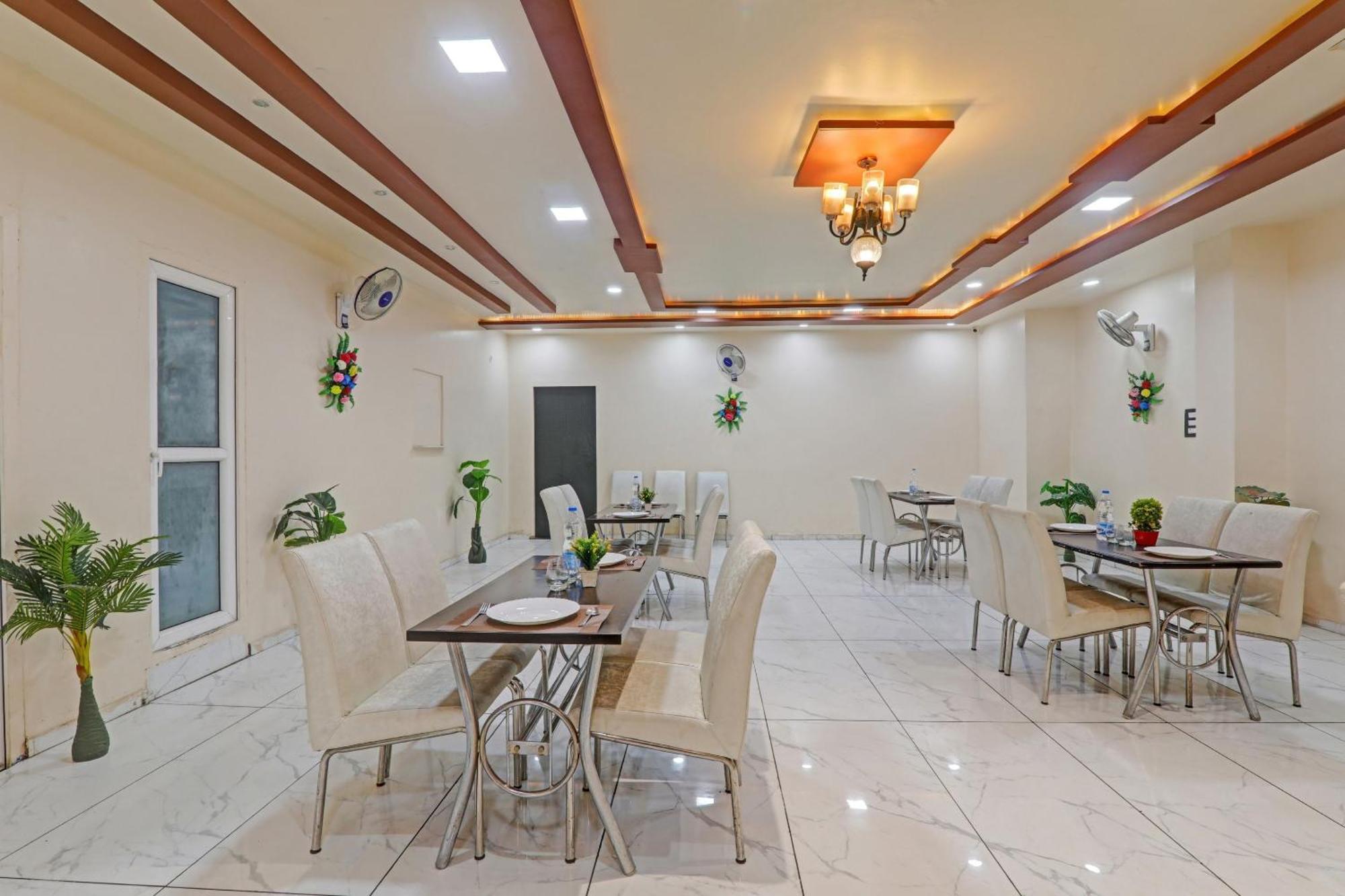 Super Capital O Townhouse Govinda Royal Hotel Kanpur Ngoại thất bức ảnh