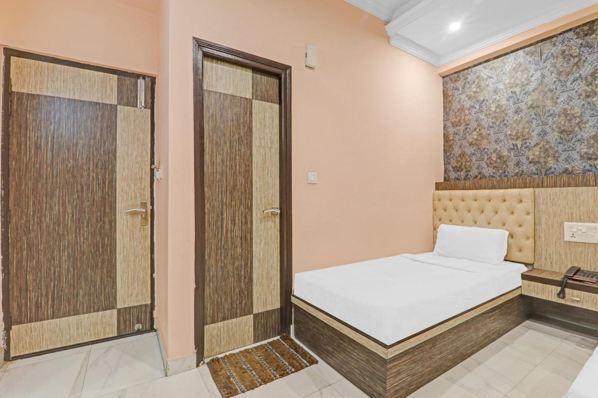 Super Capital O Townhouse Govinda Royal Hotel Kanpur Ngoại thất bức ảnh